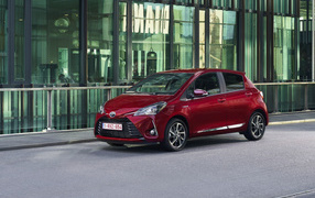 Красный автомобиль Toyota Yaris Hybrid, 2017 