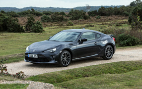 Стильный черный автомобиль Toyota 86