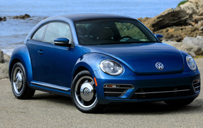 Синий автомобиль купе Volkswagen Beetle Turbo, 2018
