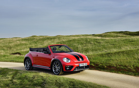 Красный маленький автомобиль Volkswagen Beetle 