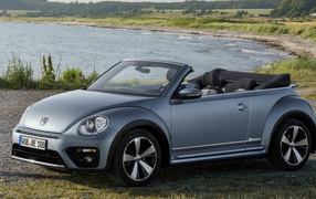 Серебристый Volkswagen Beetle Cabriolet  2017 года 