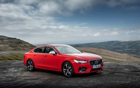 Красный автомобиль Volvo S90 D5 R-Design, 2017 