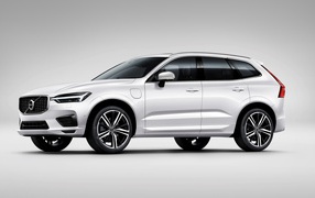 Серебристый  автомобиль Volvo XC60 T8 R Design, 2017 