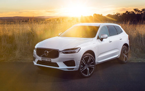 Белый автомобиль Volvo XC60 T8 Inscription, 2018 в лучах солнца