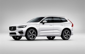 Белый автомобиль Volvo XC90 T8 R-Design, 2017 