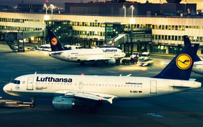 Airbus A-319  авиакомпании Lufthansa в вечернем аэропорту 
