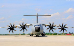 Военный самолет Airbus  A400M готовится к взлету 