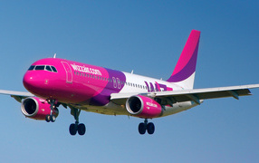 Самолет Airbus авиакомпании Wizz Air посадка  в лондонском аэропорту  