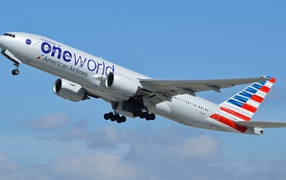 Авиалайнер Boeing 777 авиакомпании American Airlines 
