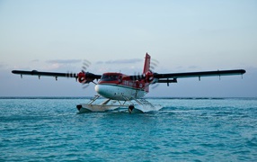 Самолет  DHC-6 Твин Оттер на воде 