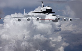 Самолет Ан- 225 Мрия  и ракета носитель «Буран» в на фоне белых облаков 