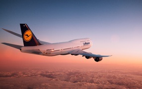 Boeing 747 авиакомпании Lufthansa в небе