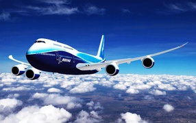 Boeing пролетает над белыми облаками 
