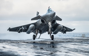 Многоцелевой истребитель Dassault Rafale готовится к взлету 