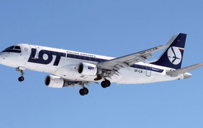 Пассажирский самолет Embraer 175  LOT польских авиалиний 