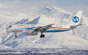 Самолет ТУ 204-300 авиакомпании Владивосток Авиа пролетает над горами Алтая 