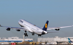 Взлет самолета Airbus A340 авиаперевозчика Lufthansa 