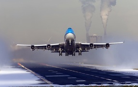 Взлет самолета Boeing 747 нидерландской авиакомпании KLM 