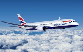 Самолет Boeing 777 авиакомпании British Airways летит над облаками 