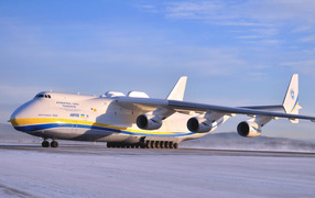 Самый большой самолет Ан-225 Мрия на взлетной  полосе зимой 