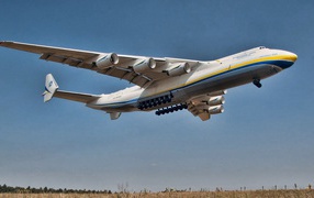 Самый большой самолет Ан-225 Мрия взлетает 