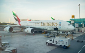 Двухпалубный Airbus A380 - 800 авиакомпании Emirates подготовка к взлету 