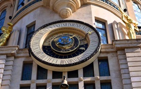 Астрономические часы в старом здании на площади Европы Батуми 