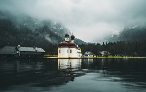 Церковь в городе у озера 