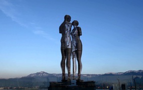 Движущиеся статуя Али и Нино набережная Батуми 