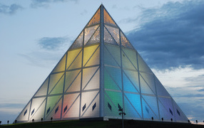 Дворец мира и согласия в форме пирамиды город Астана  