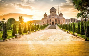 Кафедральный собор Святого Григория Просветителя в лучах солнца 
