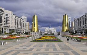 Вид на Водно-зелёный бульвар и две золотые башни город Астана 
