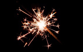 Бенгальский огонь с яркими искрами на черном фоне