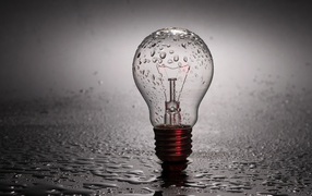 Стеклянная лампочка в каплях воды 
