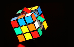 Разноцветный кубик Рубика на черном фоне