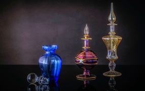 Разноцветные стеклянные флаконы для духов