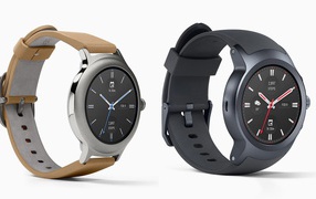 Стильные часы LG Watch Спорт, 2017 на белом фоне