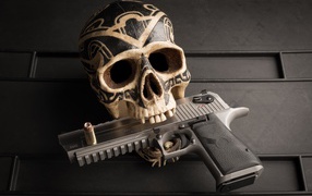 Разрисованный череп с пистолетом в зубах