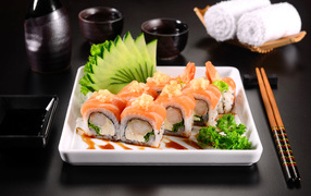 Аппетитные японские суши с красной рыбой 