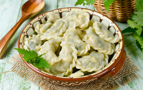 Аппетитные вареники на тарелке с ложкой 