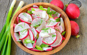 Аппетитный салат со свежего редиса с зеленым луком