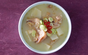 Аппетитный суп с морепродуктами и зеленым луком вид сверху