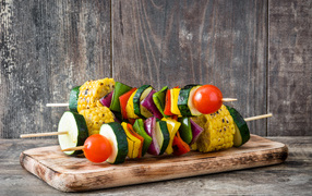 Аппетитный овощной шашлык на разделочной доске