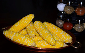 Вареная кукуруза на блюде крупным планом