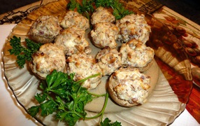 Шампиньоны фаршированные мясом с зеленью петрушки