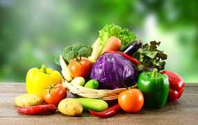 Свежие овощи в корзинке на столе