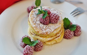 Оладьи с малиной на завтрак 