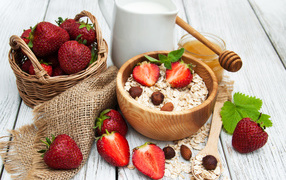 Овсяные хлопья с молоком и свежей клубникой на завтрак 