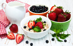 Овсяные хлопья и свежая клубника на завтрак 