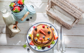 Оладьи с ягодами и молочными продуктами на завтрак 